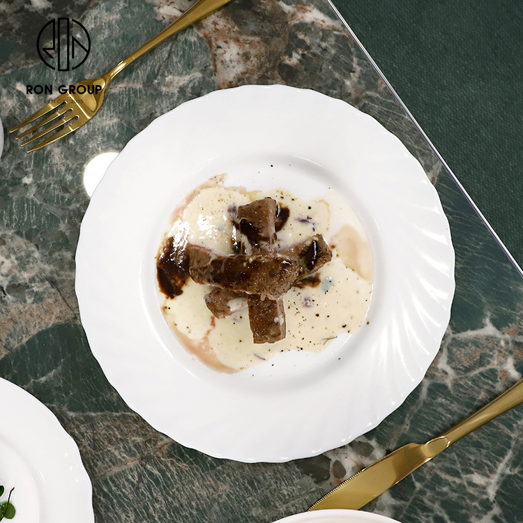 White Round Ceramic Steak Plate for Dessert and Fine Dining Restaurant Service