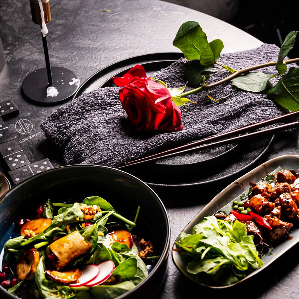 How Restaurant Furniture and Tableware Define Modern Dining Atmosphere