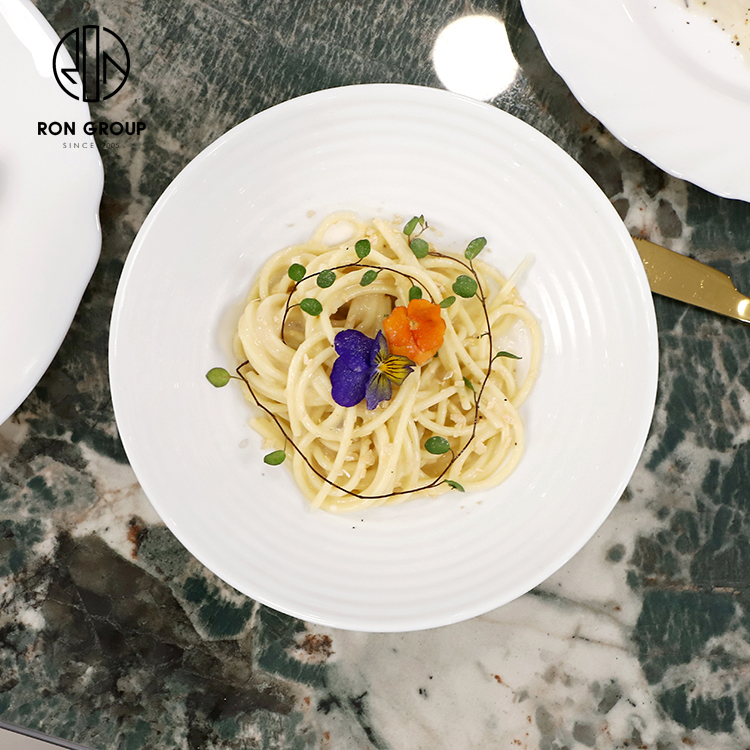 White Round Ceramic Steak Plate for Dessert and Fine Dining Restaurant Service