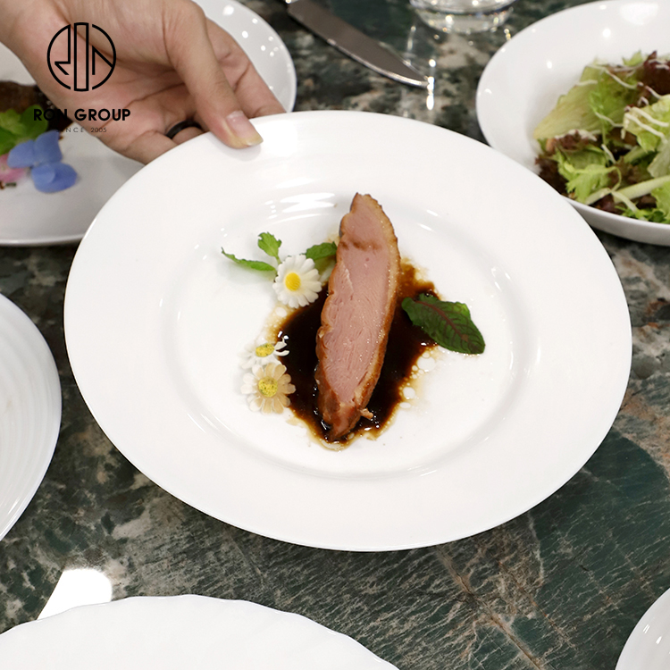 White Round Ceramic Steak Plate for Dessert and Fine Dining Restaurant Service