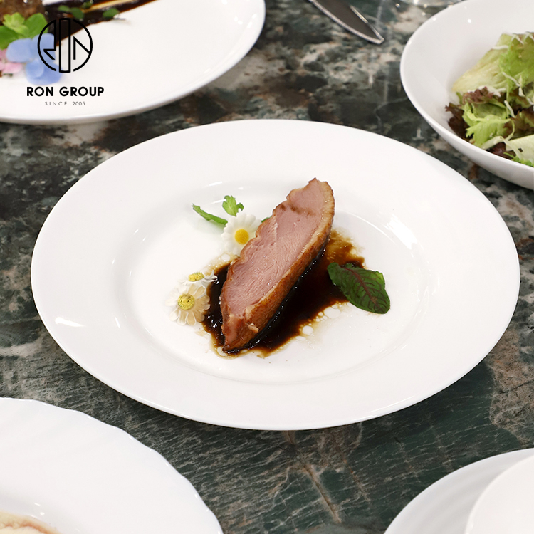 White Round Ceramic Steak Plate for Dessert and Fine Dining Restaurant Service