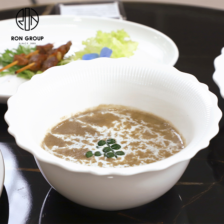 Custom White Flower Rim Ceramic Soup and Salad Bowl for Restaurant Table Service