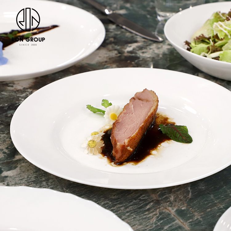 White Round Ceramic Steak Plate for Dessert and Fine Dining Restaurant Service
